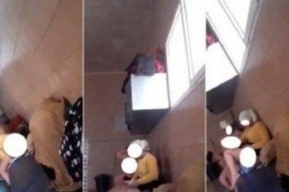 فيديو فاضح| منافسة بين عاملتين بالدعارة لتصوير النساء بـ"حمام شعبي"